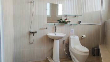 Habitación Premium | Baño | Regadera, secadora de cabello, toallas, jabón