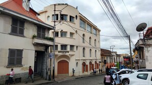 A building with a sign for Downtown Hotel & Spa. - DOWNTOWN HOTEL (Antananarivo)