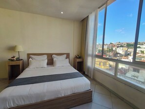 Ropa de cama de alta calidad y caja de seguridad en la habitación 