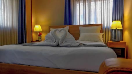 高档床上用品、客房内保险箱、特色家居、办公桌