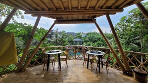32-inch Smart TV with satellite channels, TV, pay movies - The Riverfalls By AOG (Tabanan)