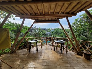 32-inch Smart TV with satellite channels, TV, pay films - The Riverfalls By AOG (Tabanan)