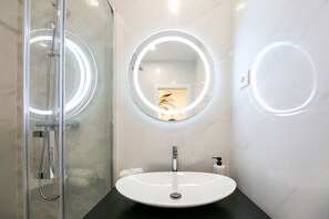 Douche, sèche-cheveux, serviettes fournies, savon