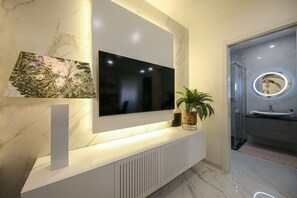Doccia, asciugacapelli, asciugamani, sapone