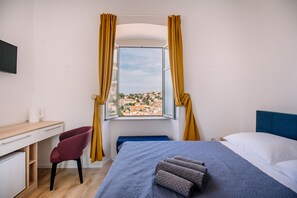 特級客房 | 書桌、免費 Wi-Fi、床單