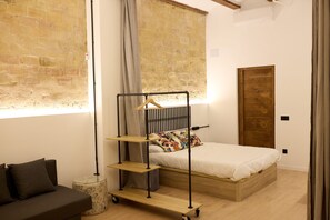 2 quartos, ferros/tábuas de passar roupa, berço de viagem