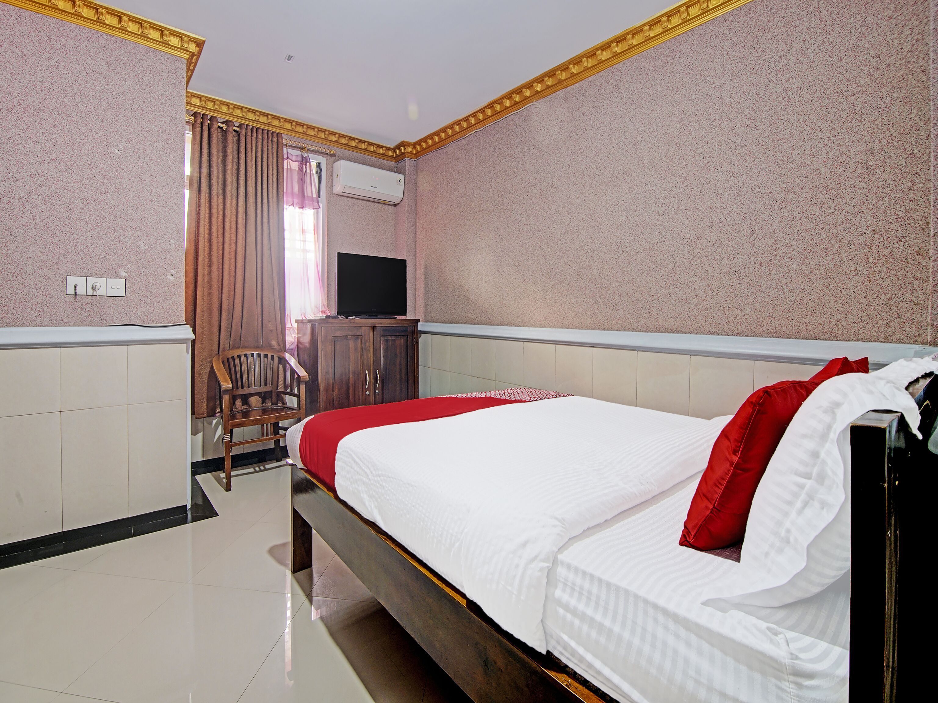 Desk, free WiFi, bed sheets