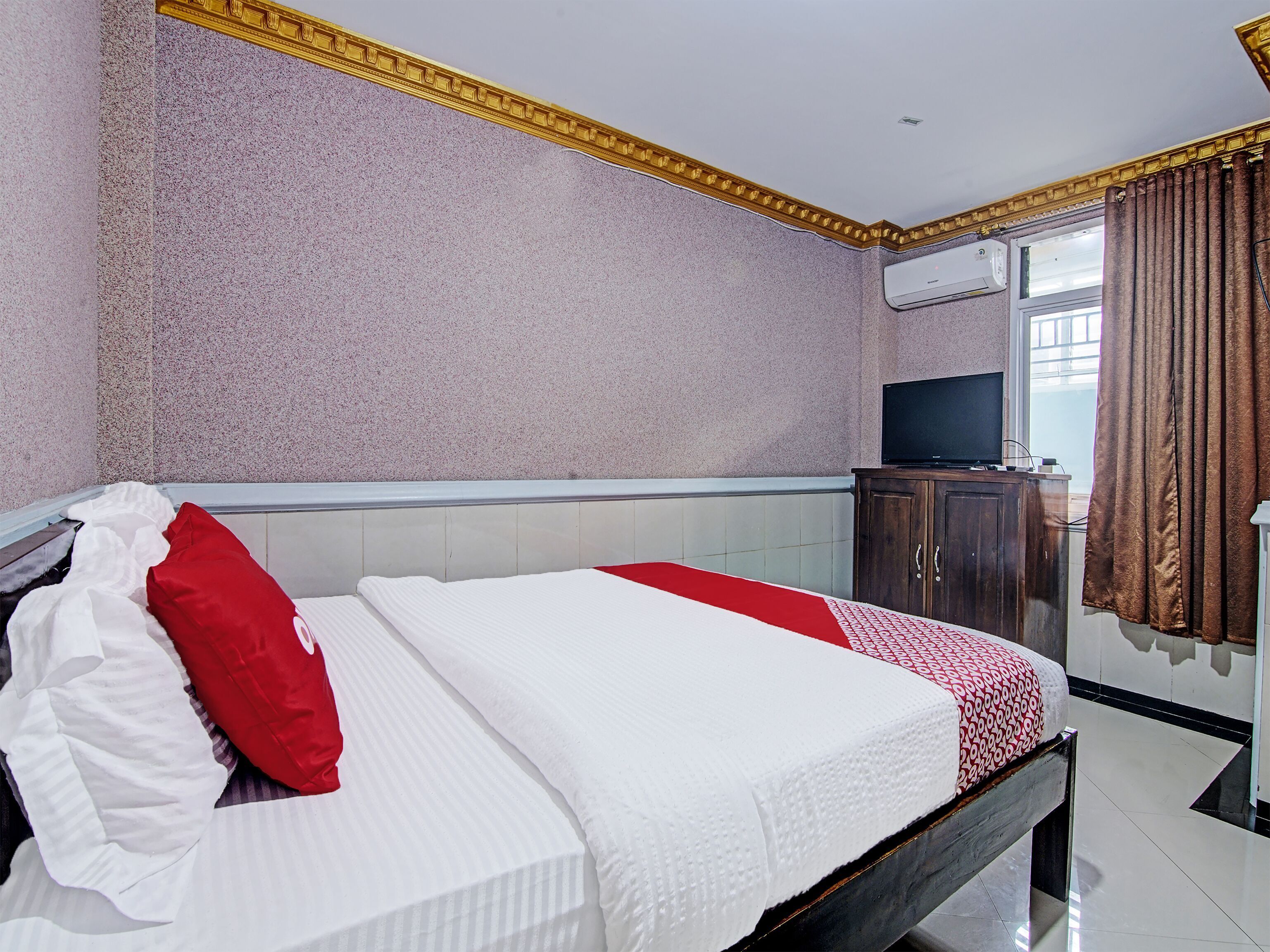 Desk, free WiFi, bed sheets