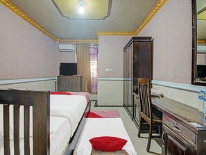 Family Suite | 1 bedroom, desk, free WiFi, bed sheets