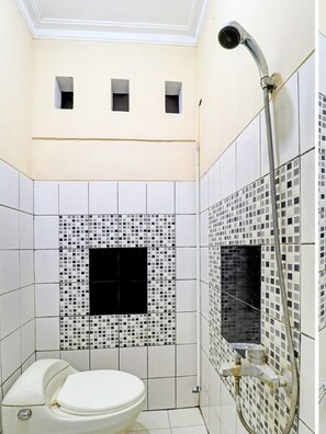 Shower, rainfall showerhead, towels, toilet paper - OYO Life 92127 Skyland Pasteur (Bandung)