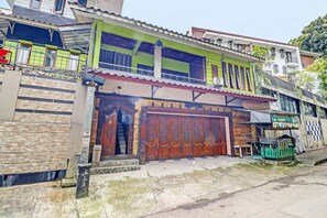 Exterior - OYO Life 92127 Skyland Pasteur (Bandung)