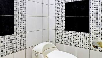 Shower, pancuran hujan, handuk, dan tisu toilet