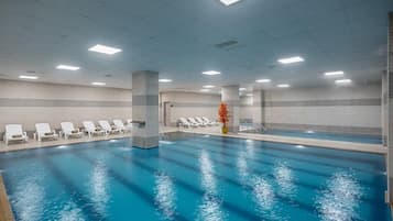 6 piscinas cubiertas, una piscina al aire libre