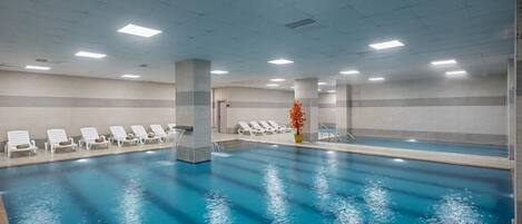 6 個室內泳池、室外泳池