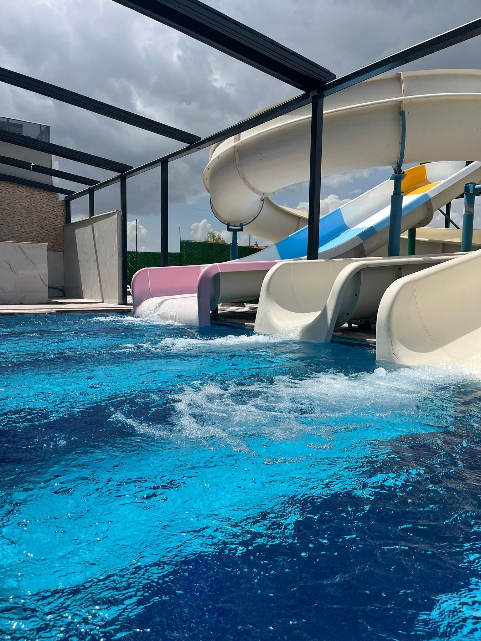 6 piscines couvertes, piscine extérieure, cabanons gratuits
