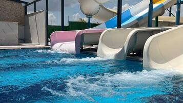 6 piscines couvertes, piscine extérieure, cabanons gratuits