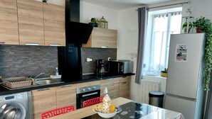 Coffee/tea maker, fridge, microwave - Terraced house in Barfleur with private courtyard - Pets allowed (Barfleur)