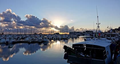 Maison mitoyenne au cĆur de Barfleur avec cour privĂ©e - Animaux acceptĂ©s