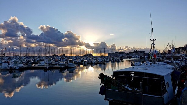 A marina with boats docked, calm water, and a sunset in the background. - Terraced house in Barfleur with private courtyard - Pets allowed (Barfleur)