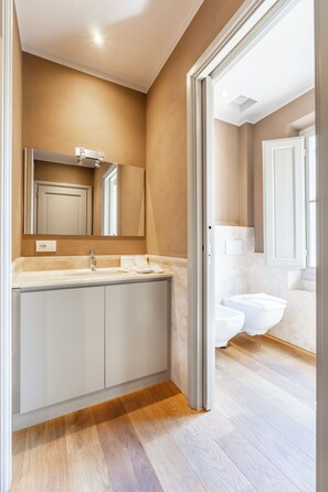 Sèche-cheveux, bidet, savon, shampoing