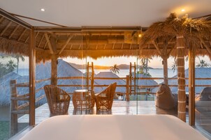 办公桌、免费 WiFi、床单