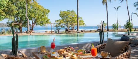 Se ofrece un desayuno continental (250000 IDR por persona)