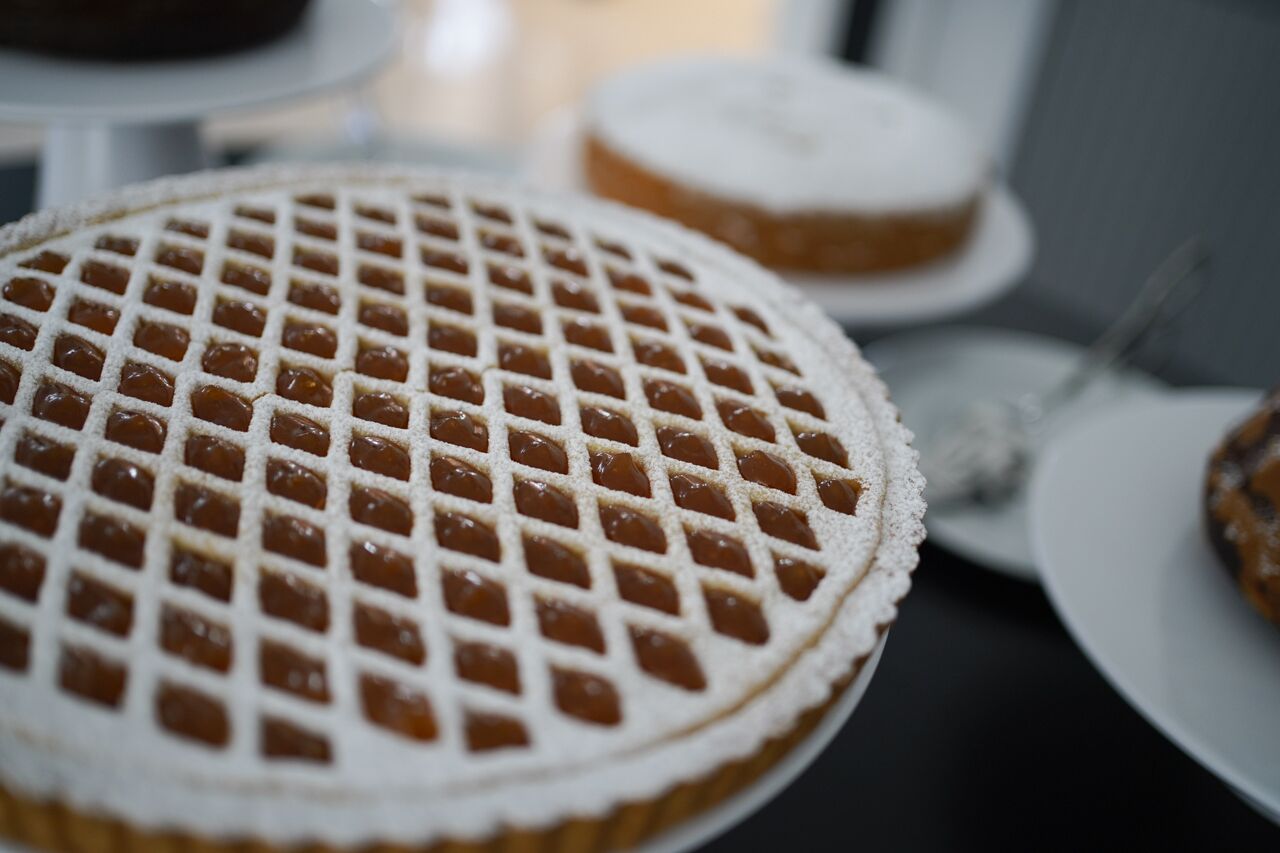 Une gaufre à motifs en losanges, probablement un dessert, présentée sur une assiette.