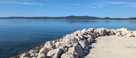 På stranden och solstolar