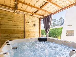 Indoor spa tub - Charming house with private spa and garden in Ardevon (Pontorson)