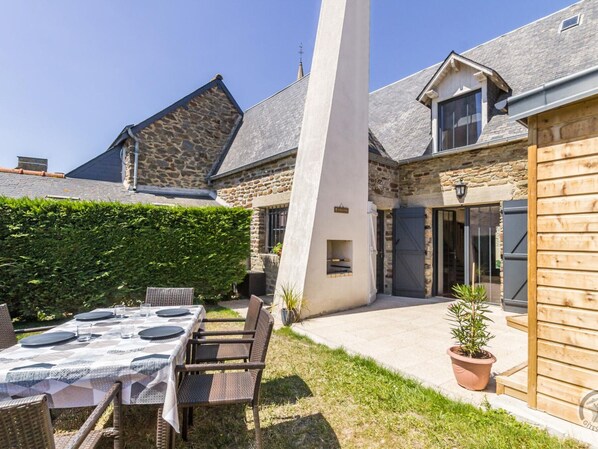 Outdoor dining - Charming house with private spa and garden in Ardevon (Pontorson)