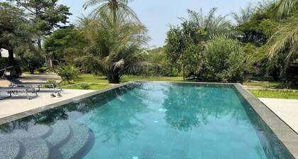 Villa with pool 300 metres from the beach