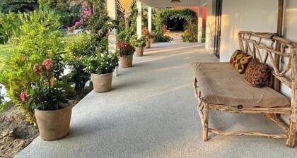 Villa with pool 300 metres from the beach