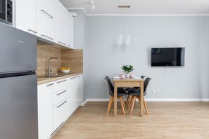 Fridge, microwave, stovetop, coffee/tea maker - Rybacka 2A | Atmospheric Apartment | Parking (Miedzywodzie)