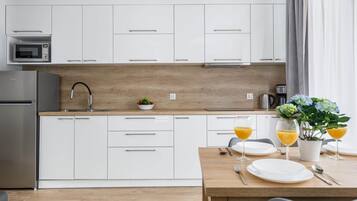 Kühlschrank, Mikrowelle, Herdplatte, Wasserkocher mit Kaffee-/Teezubehör