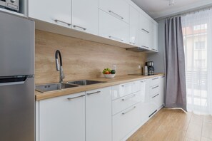 Coffee/tea maker, fridge, microwave, stovetop