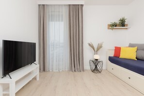 TV, offices - Cichej Łąki 8 | Apartment with Balcony | Parking (Piaseczno)