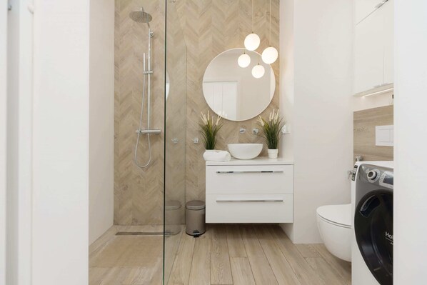 Douche, sèche-cheveux, serviettes fournies, shampoing