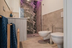Dusche, Haartrockner, Bidet, Handtücher