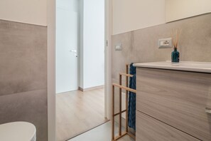 Ducha, secador de pelo, bidé y toallas