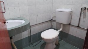 Habitación Deluxe con 2 camas individuales | Baño | Artículos de higiene personal gratuitos, bidé, toallas y jabón