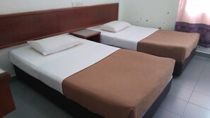 Habitación Deluxe con 2 camas individuales | Escritorio, espacio para trabajar con un portátil, cortinas opacas