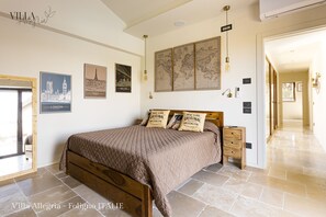 4 quartos, ferros/tábuas de passar roupa, berço de viagem