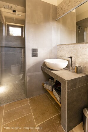 Dusche, Haartrockner, Bidet, Handtücher