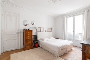 2 bedrooms, desk, WiFi, bed sheets