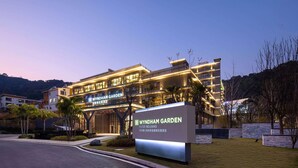 Un hotel moderno con un cartel que dice "Wyndham Garden".