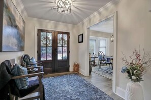 TV connectée, cheminée, espaces bureaux