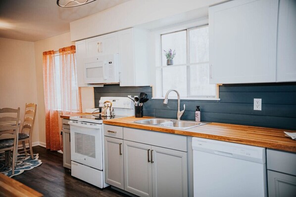 Køleskab, mikrobølgeovn, ovn, kogeplade