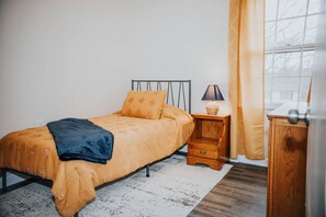 4 soveværelser, skrivebord, strygejern/strygebræt, weekendseng