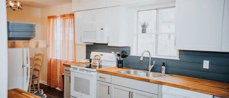 Kylskåp, mikrovågsugn, ugn och spishäll