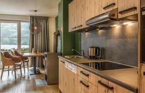 Kühlschrank, Mikrowelle, Herdplatte, Geschirrspüler